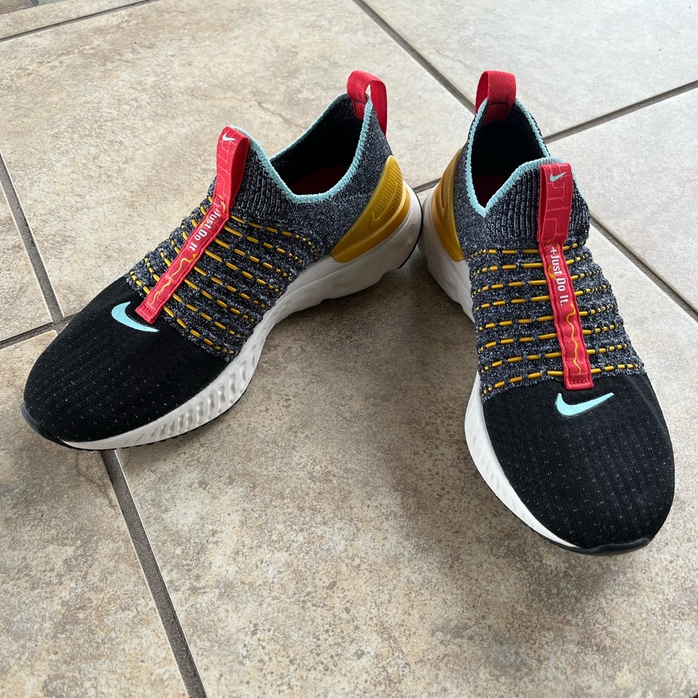 EUC Nike React Phantom Flyknit